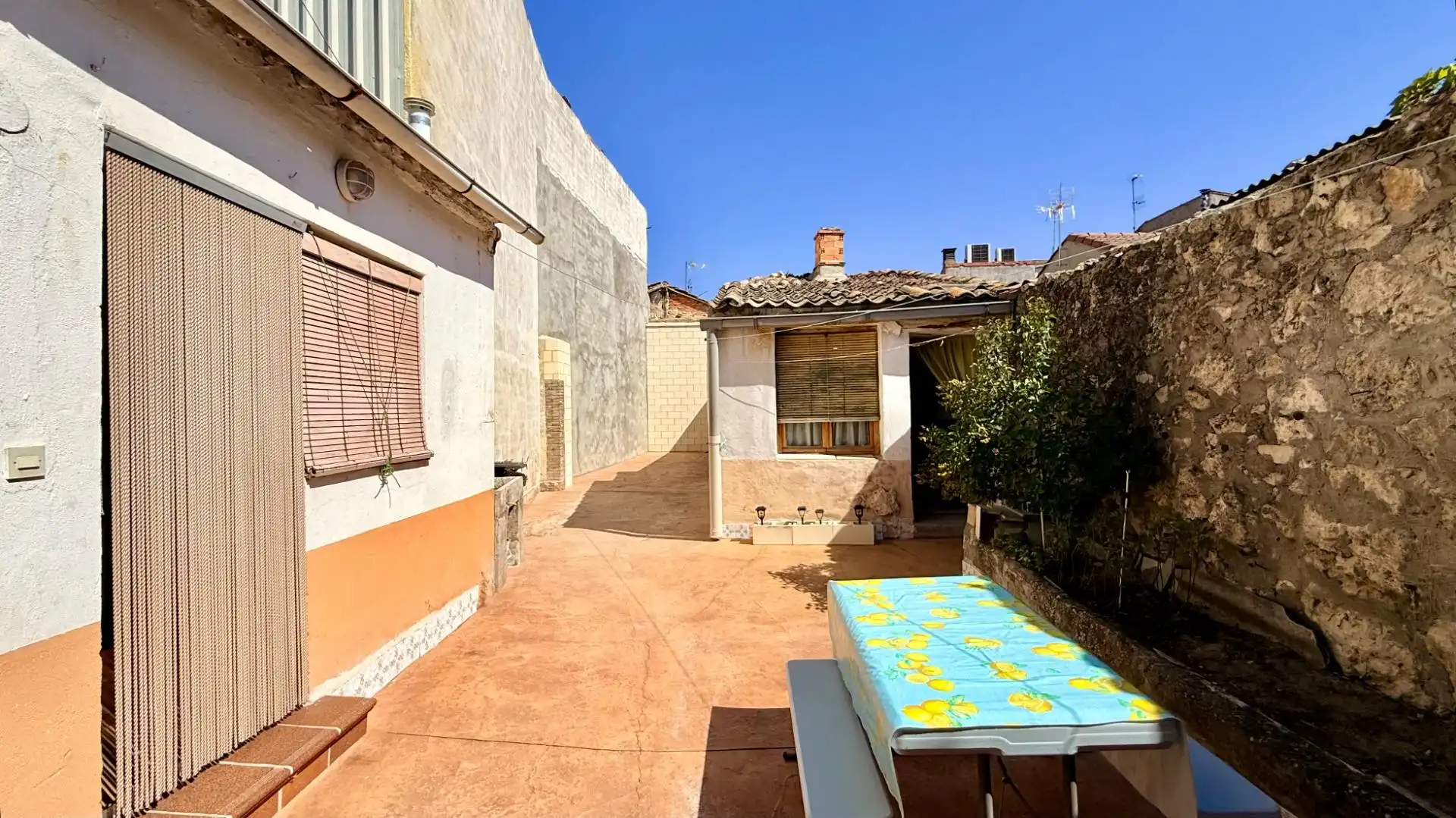Vista exterior de Casa o xalet en venda en Torrecilla del Pinar amb Jardí privat, Traster i Moblat