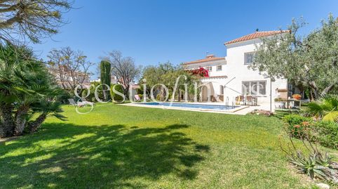 Villa mediterránea junto al mar en La Llosa privacidad, jardín y vistas al Mediterráneo