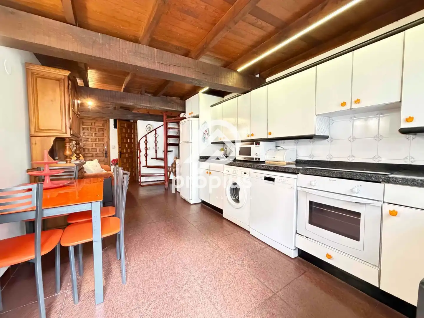 Cocina de Casa adosada en venta en Llanes con Calefacción, Trastero y Amueblado