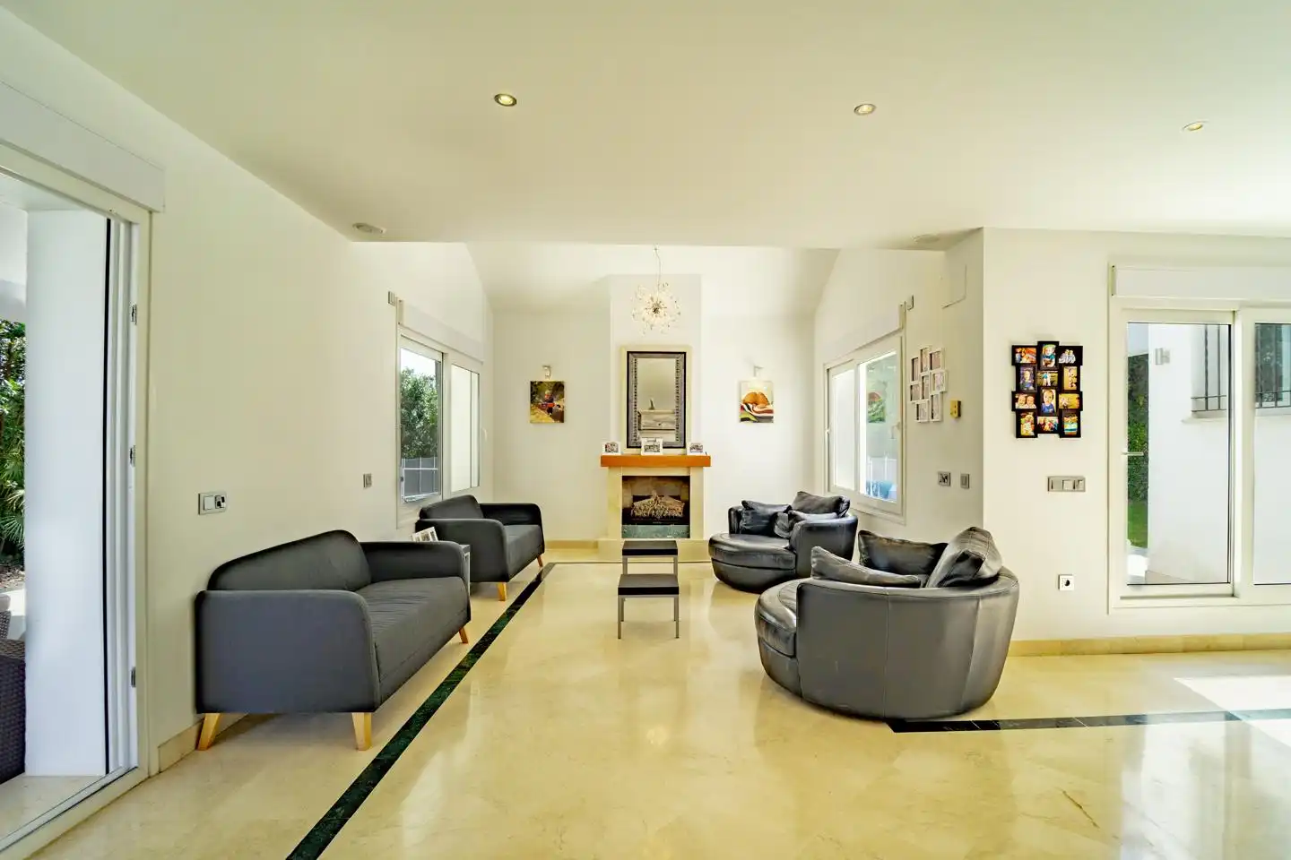 Sala d'estar de Casa o xalet en venda en Sotogrande amb Aire condicionat, Jardí privat i Terrassa
