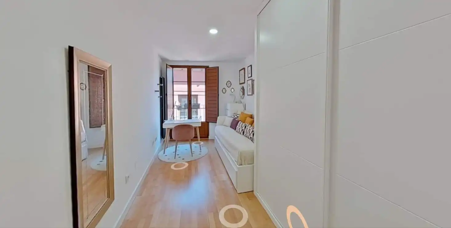 Dormitori de Apartament en venda en León Capital  amb Calefacció, Moblat i Balcó