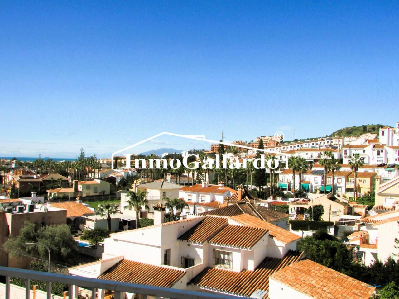 Vista exterior de Casa adosada en venda en Rincón de la Victoria amb Jardí privat, Terrassa i Piscina comunitària