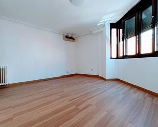 Bedroom of Flat to rent in  Madrid Capital  with Air Conditioner, Heating and Terrace