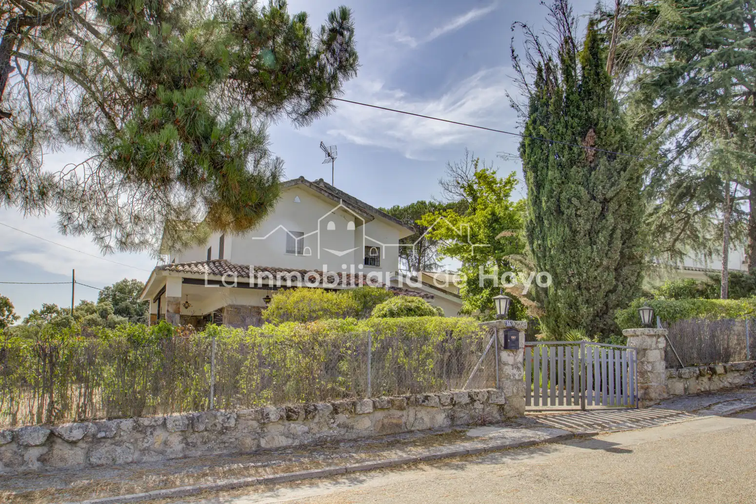 Vista exterior de Casa o xalet en venda en Hoyo de Manzanares amb Calefacció, Jardí privat i Terrassa