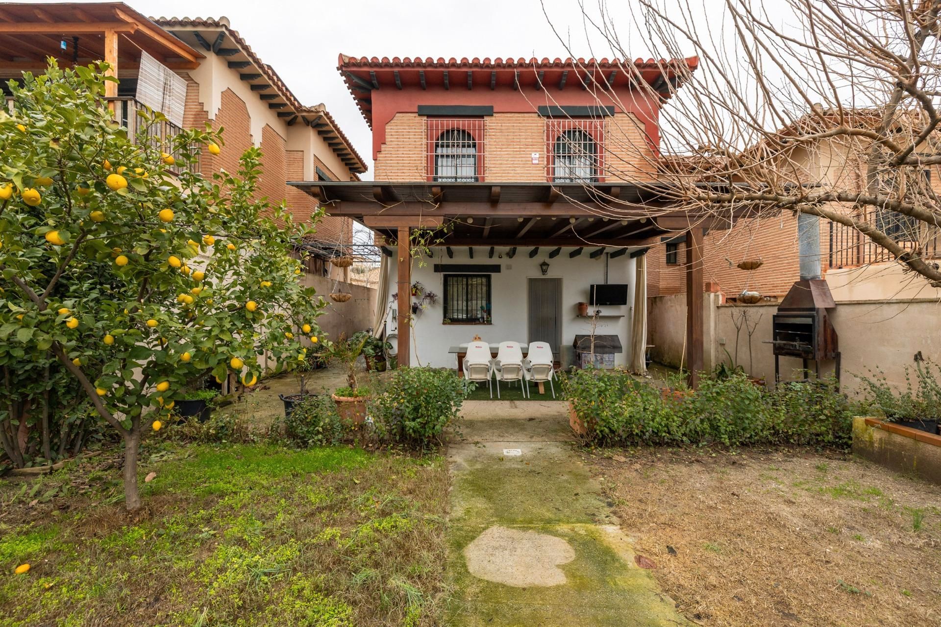 Vista exterior de Casa o chalet en venta en Jun con Jardín privado, Balcón y Alarma