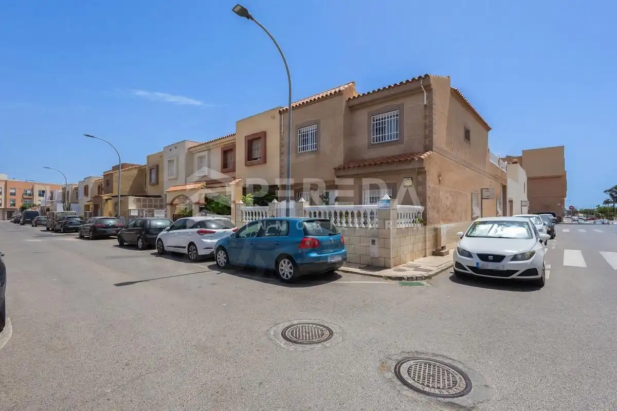 Vista exterior de Casa o chalet en venta en Roquetas de Mar con Aire acondicionado, Jardín privado y Terraza
