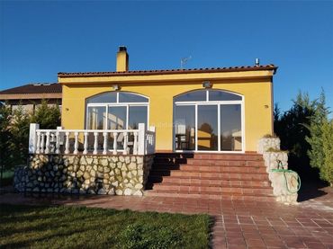 Casa con piscina en venta en Calle Lago de Sanabria 33