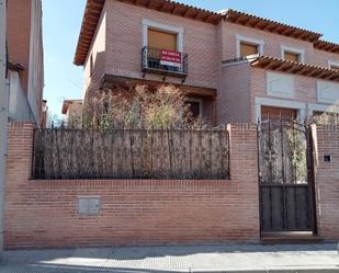 Vista exterior de Casa adosada en venda en Hormigos amb Terrassa i Piscina