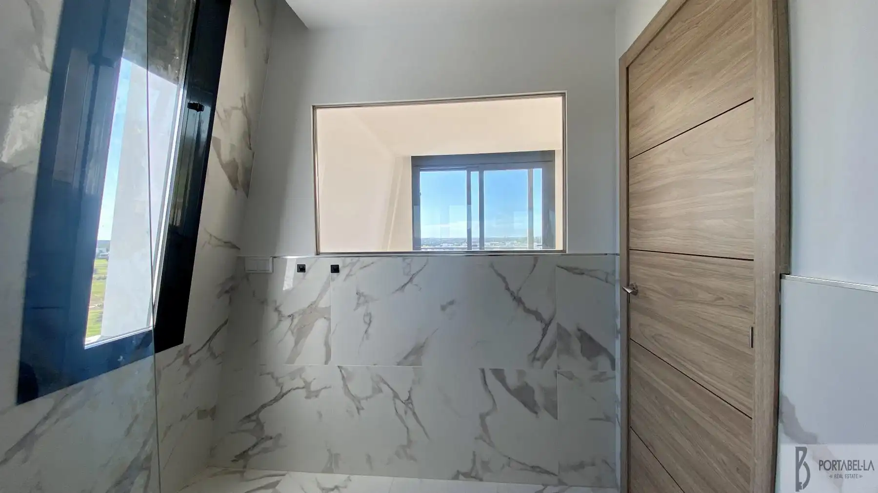 Bathroom of Houses for sale in Puerto Real  with Swimming Pool