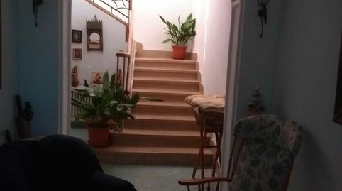 Casa de pueblo en pequeña población a 10 minutos de Tarancón. 
La casa de gran tamaño, se distribuye en dos plantas y cuenta con 