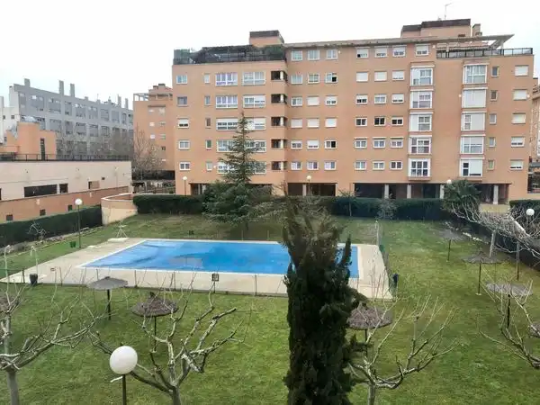 Piscina de Pis de lloguer en Madrid amb Aire condicionat, Calefacció i Parquet