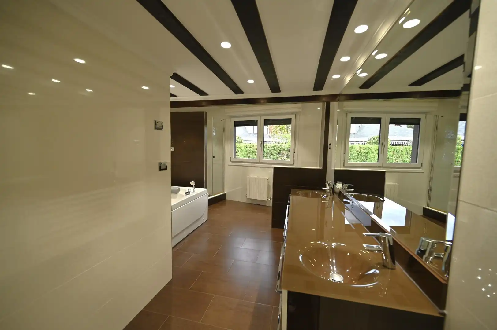 Baño de Casa adosada en venta en Loiu con Aire acondicionado, Calefacción y Jardín privado