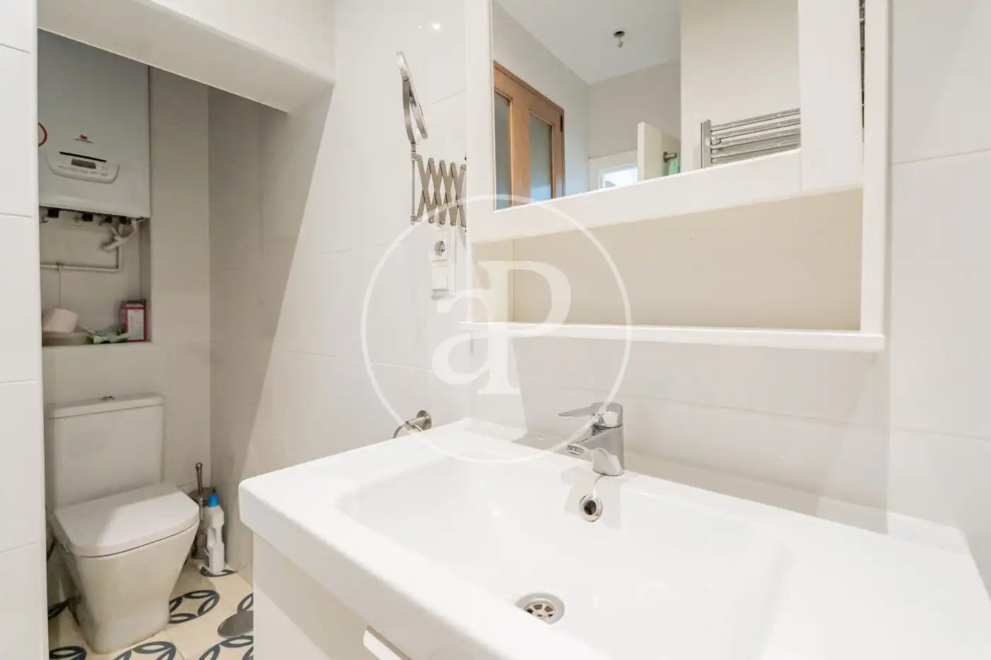 Bathroom of Flat for rent in Madrid  with Air Conditioner, Heating and Balcony