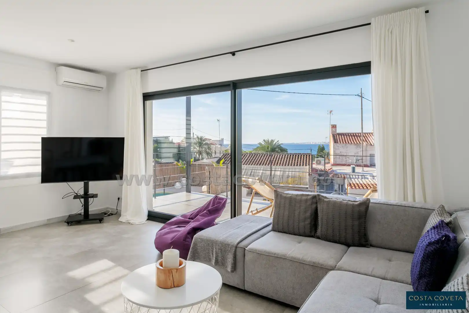 Sala d'estar de Casa o xalet en venda en El Campello amb Aire condicionat, Jardí privat i Terrassa