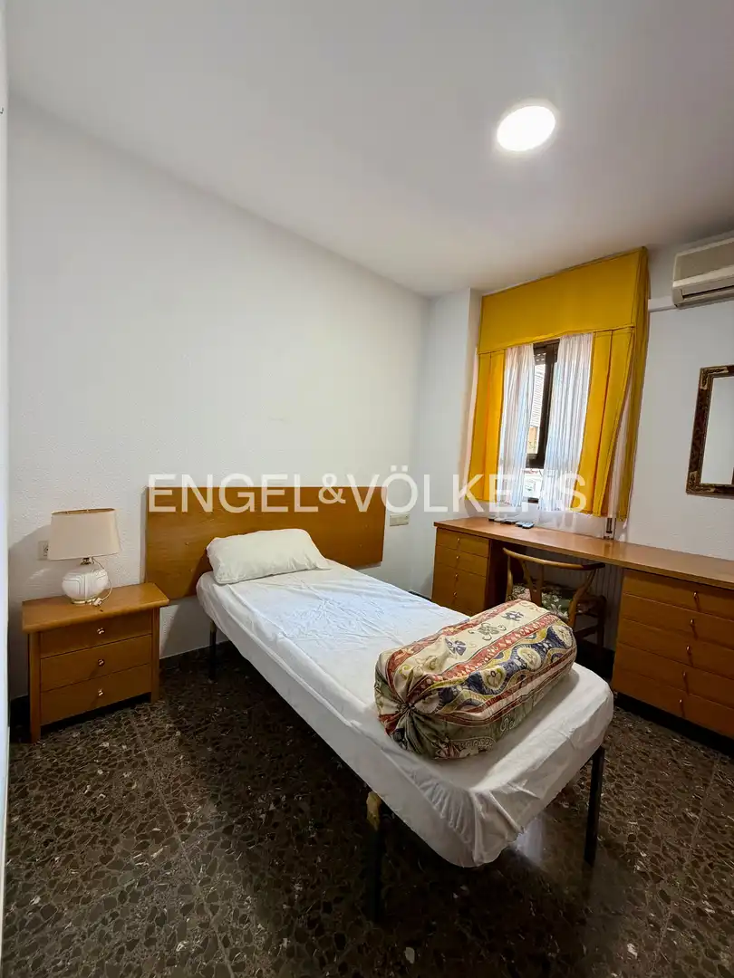 Bedroom of Flat for rent in Valencia  with Air Conditioner, Heating and Balcony