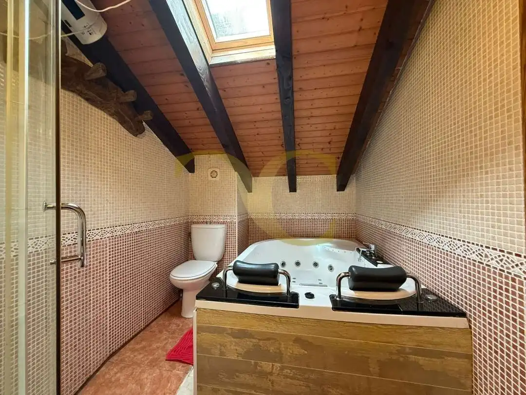 Badezimmer von Maisonette zum Verkauf in Llanes mit Heizung, Privatgarten und Terrasse