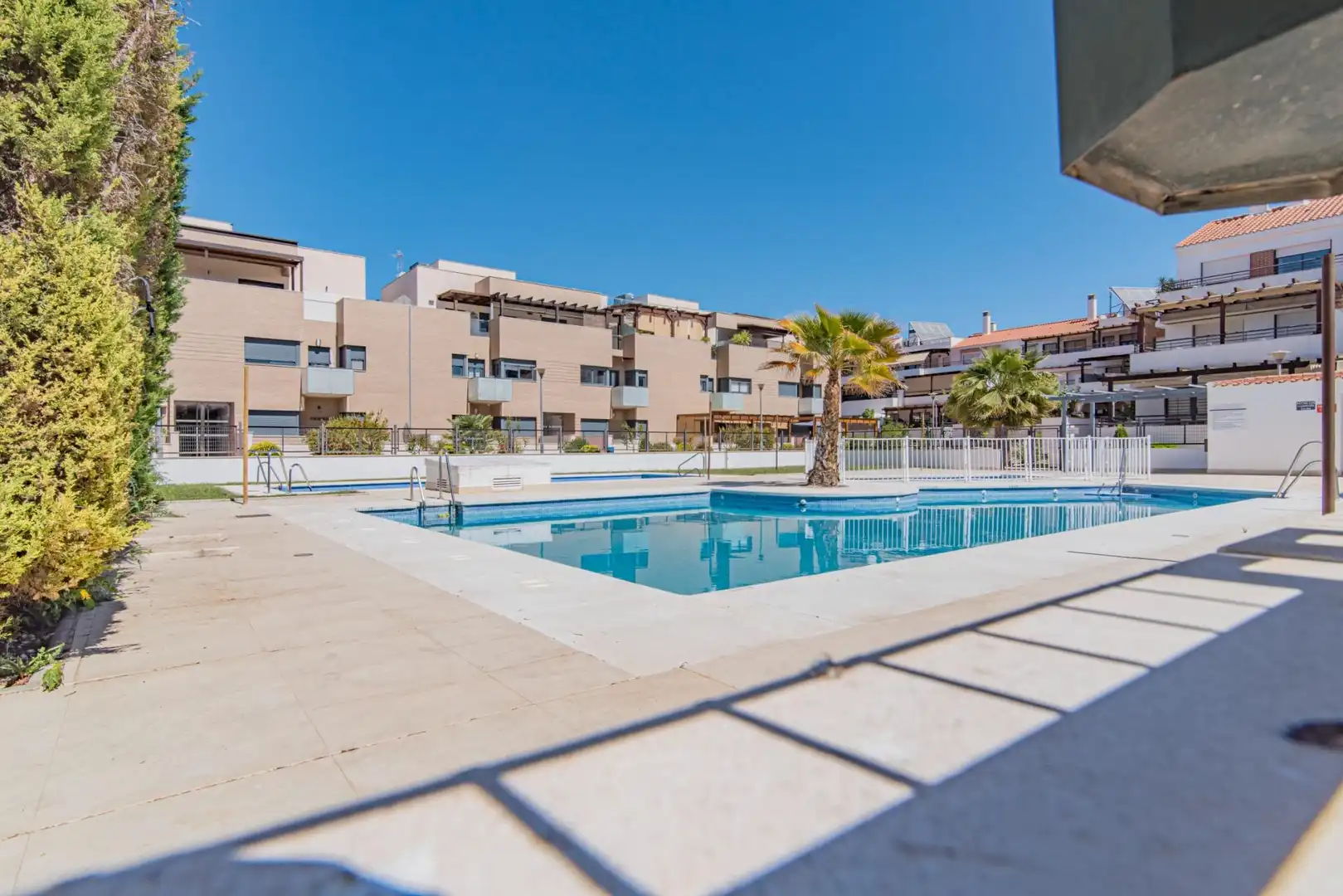 Piscina de Pis en venda en Albolote amb Jardí privat, Terrassa i Moblat