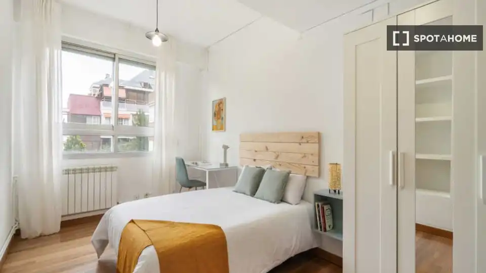 Bedroom of Flat for rent in Madrid  with Air Conditioner, Heating and Furnished