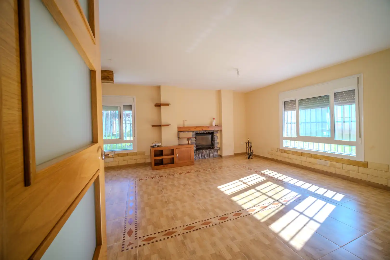 Sala d'estar de Casa o xalet en venda en Montequinto amb Jardí privat, Terrassa i Moblat