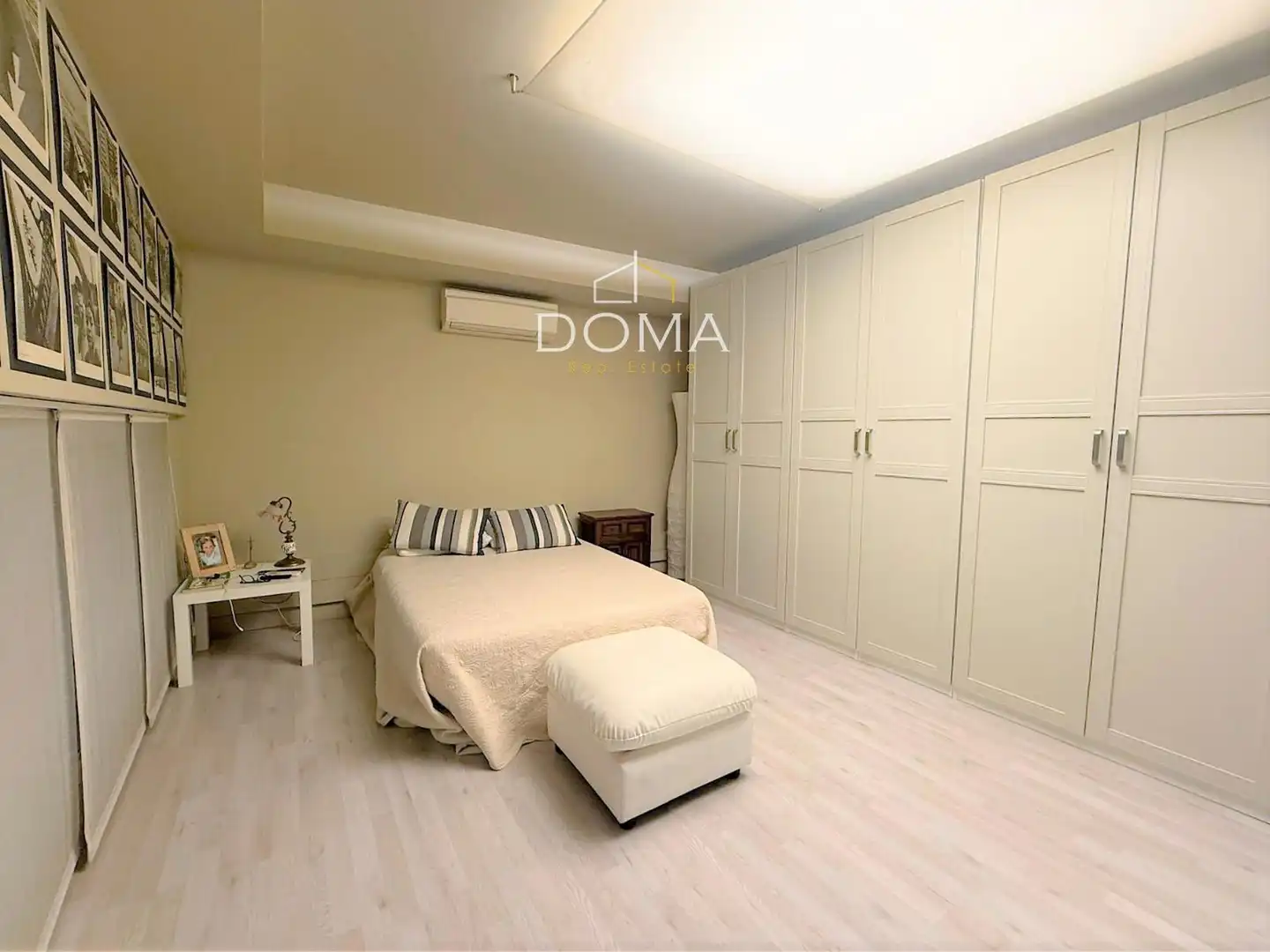 Bedroom of Commercial properties for sale in Barcelona  with Air Conditioner, Terrace and Furnished