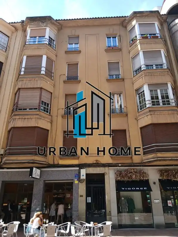 Vista exterior de Dúplex en venda en León Capital  amb Calefacció i Traster