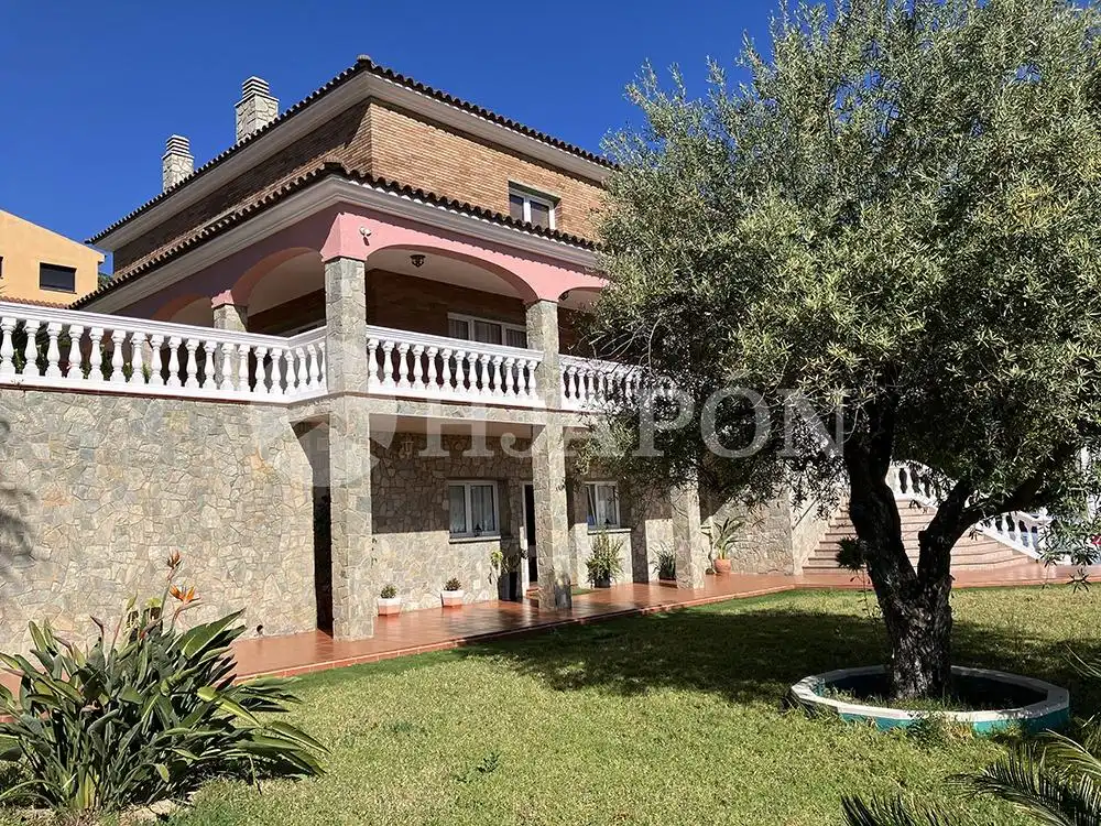 Vista exterior de Casa o xalet en venda en Badalona amb Calefacció, Jardí privat i Traster