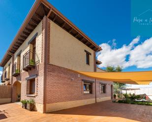 Vista exterior de Casa adosada en venda en El Casar amb Calefacció, Jardí privat i Terrassa