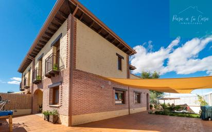 Vista exterior de Casa adosada en venda en El Casar amb Terrassa i Balcó