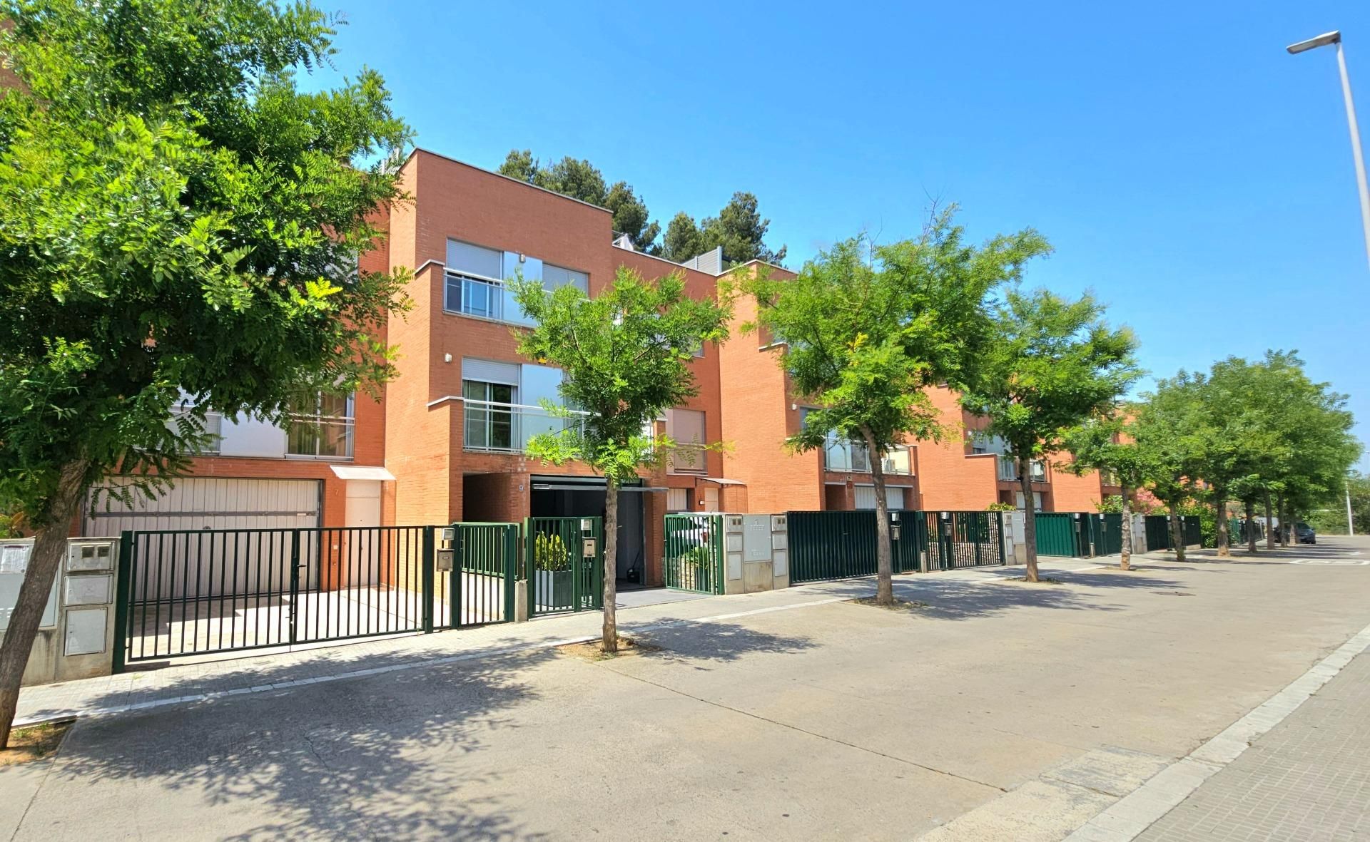 Vista exterior de Casa adosada en venda en Sant Andreu de la Barca amb Calefacció, Terrassa i Traster