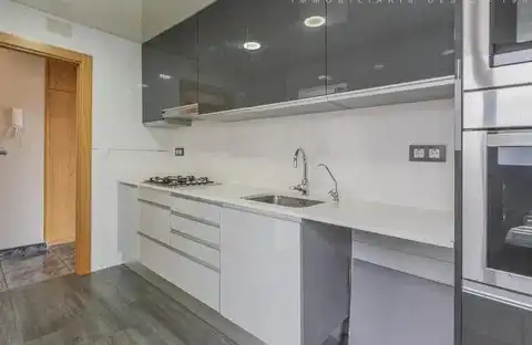 Cuina de Pis en venda en Cornellà de Llobregat amb Aire condicionat, Forn i Balcó