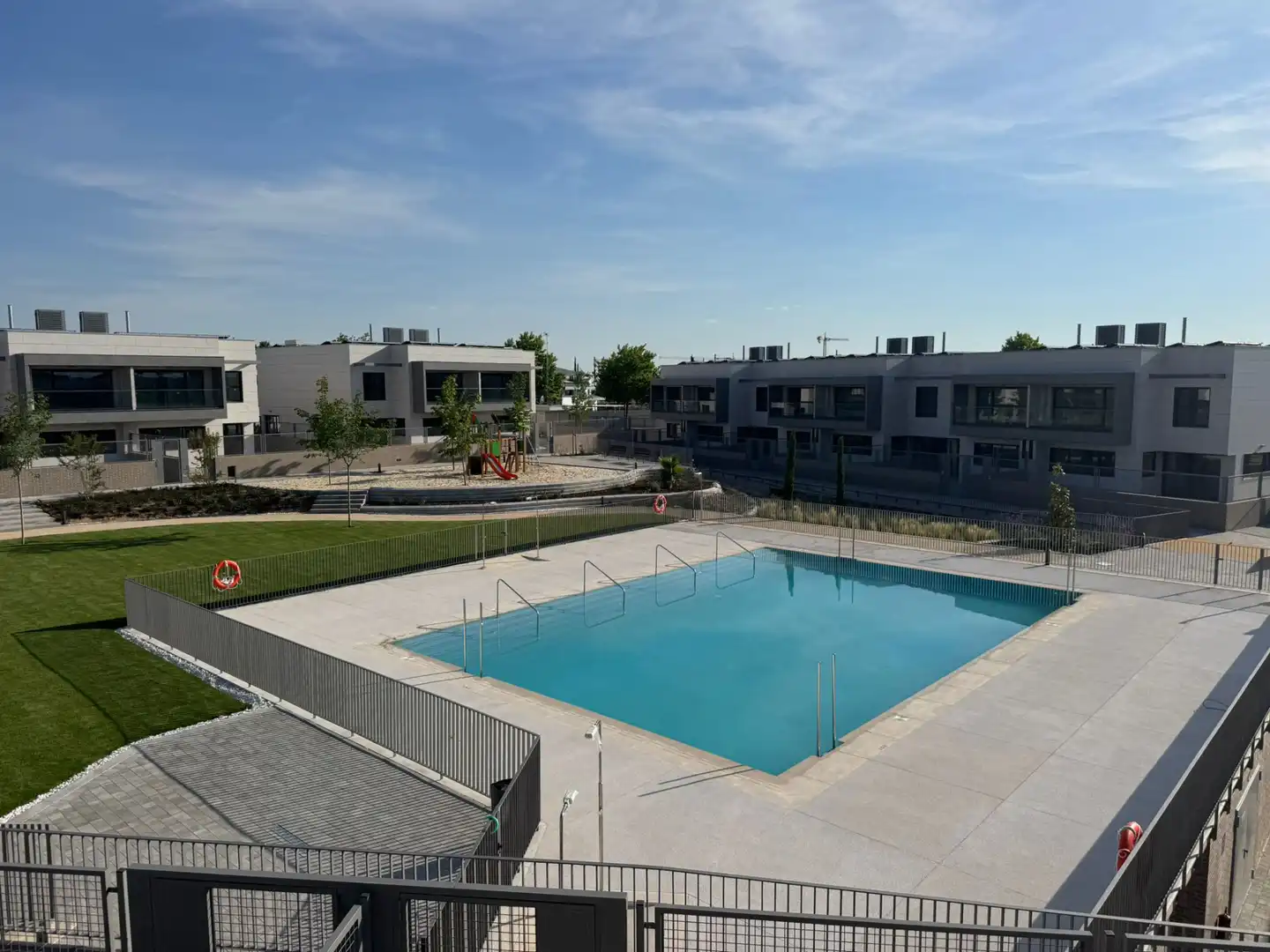 Piscina de Casa adosada en venta en Boadilla del Monte con Aire acondicionado, Calefacción y Jardín privado
