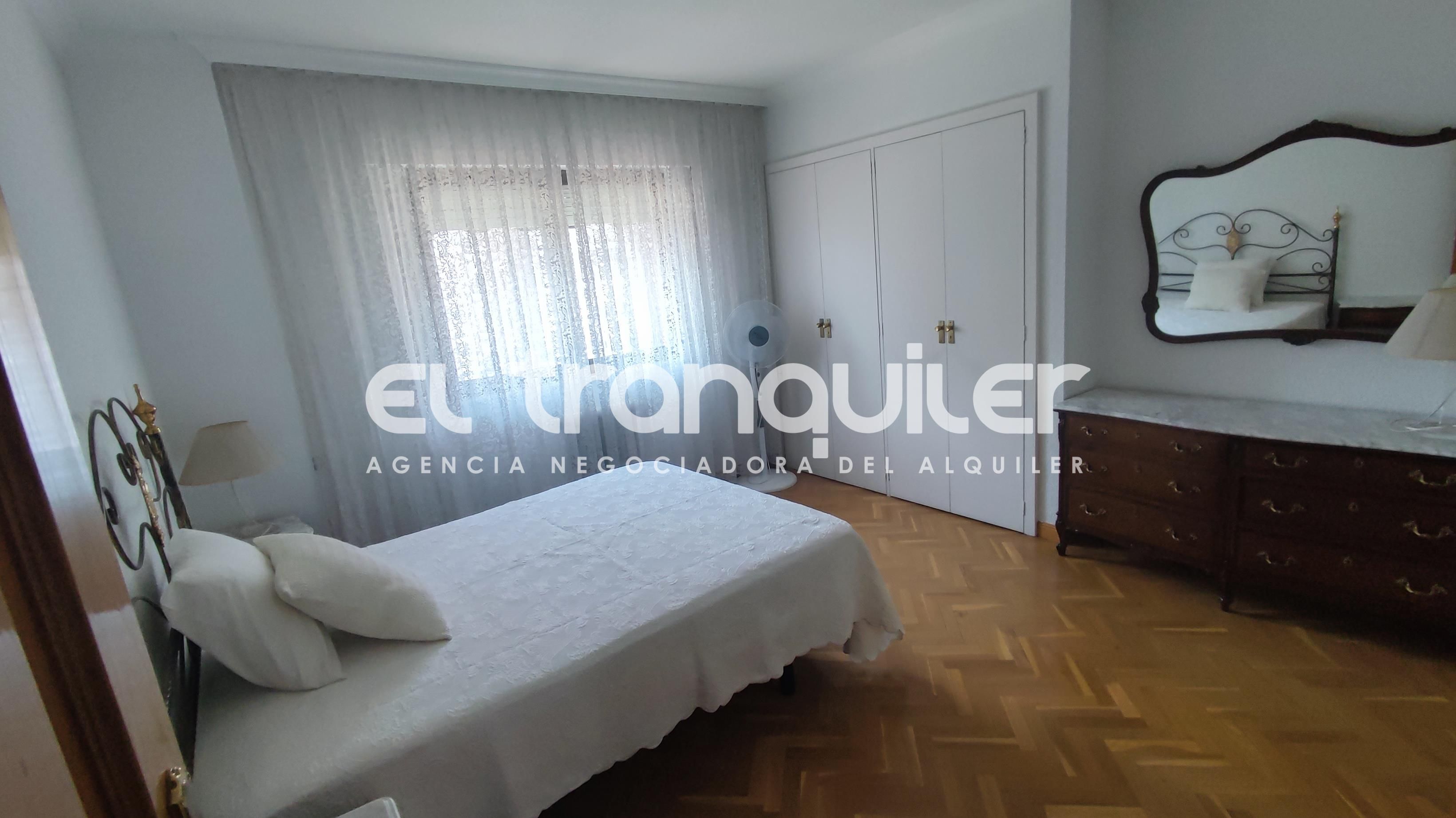 Bedroom of Flat to rent in  Madrid Capital  with Air Conditioner, Parquet flooring and Terrace