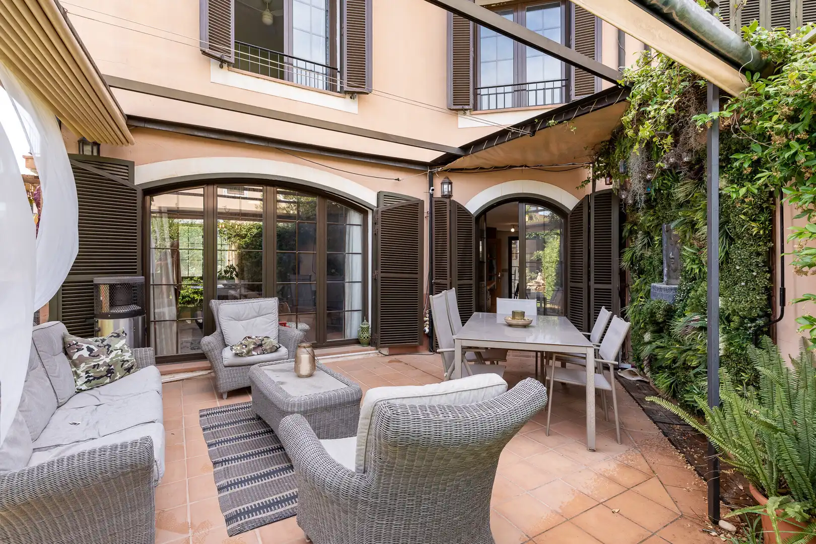 Terrasse von Einfamilien-Reihenhaus zum Verkauf in Llucmajor mit Privatgarten, Terrasse und Schwimmbad