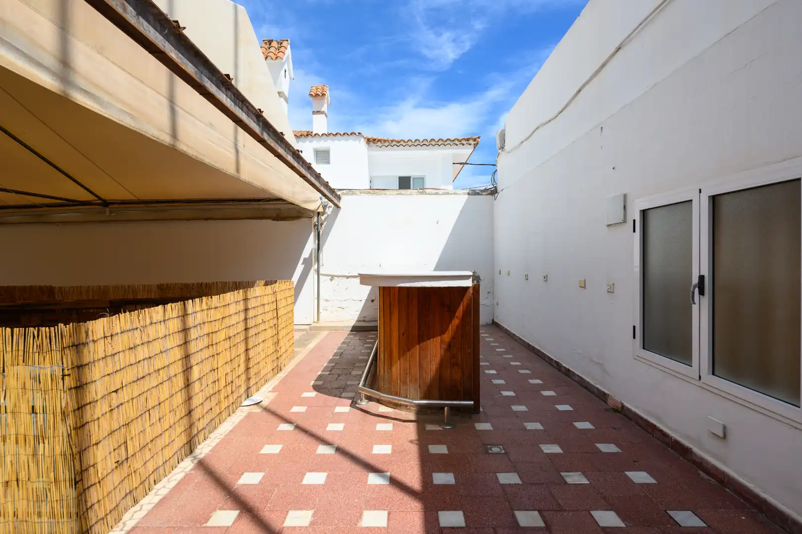 Vista exterior de Casa o xalet en venda en Las Palmas de Gran Canaria amb Aire condicionat, Jardí privat i Terrassa