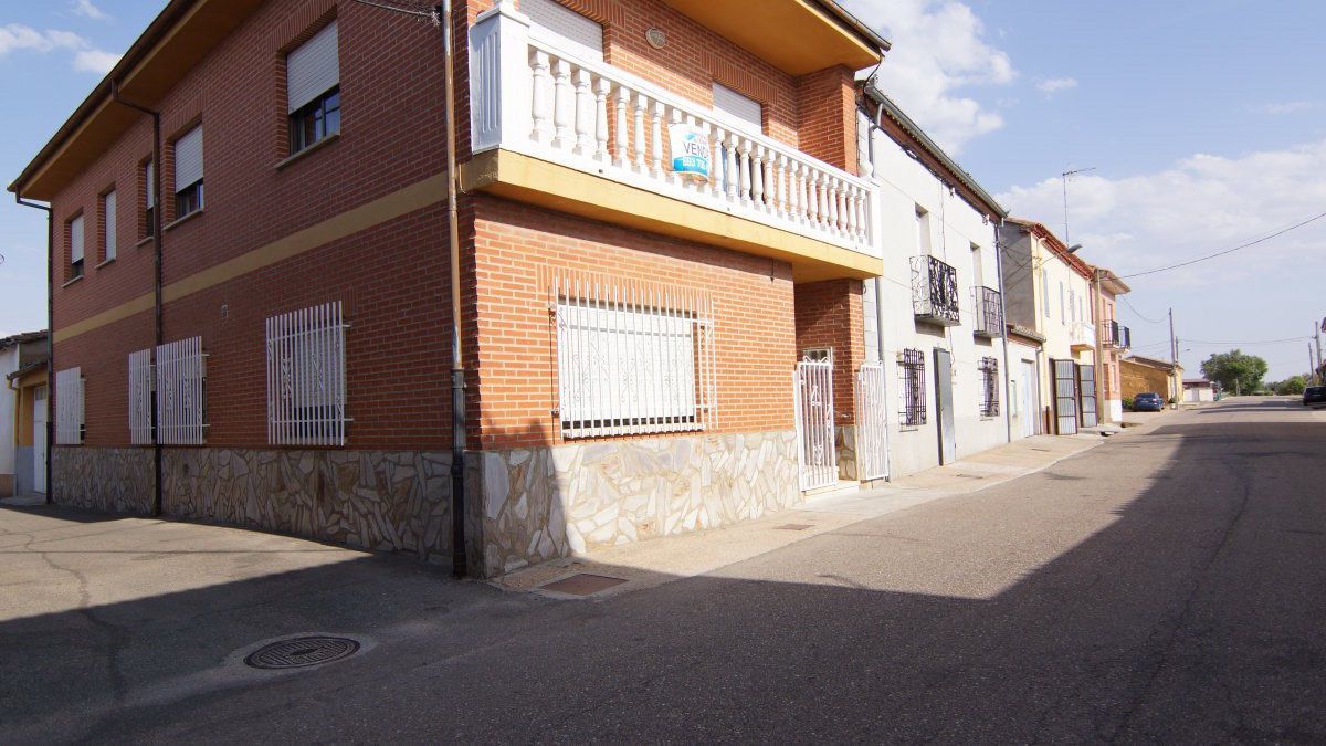 Vista exterior de Casa adosada en venda en El Cubo de Tierra del Vino   amb Calefacció, Terrassa i Traster