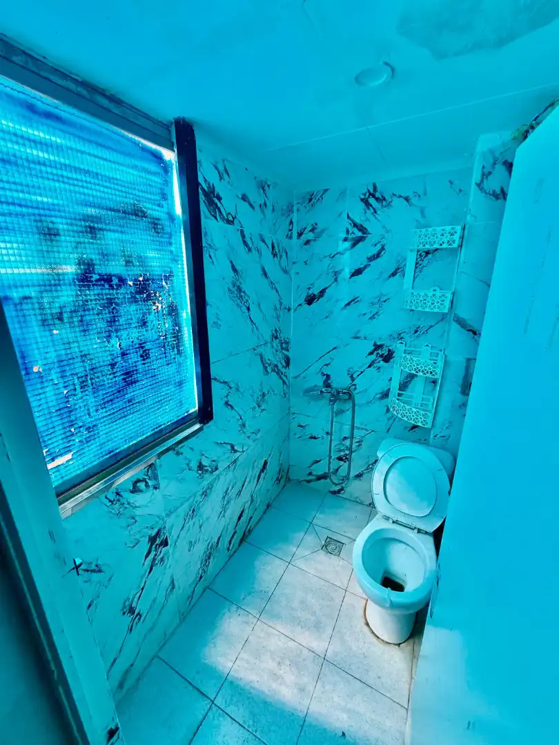 Badezimmer von Wohnung zum Verkauf in Girona mit Balkon und Alarm