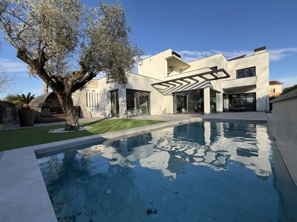 Vista exterior de Casa o chalet en venta en Cornellà del Terri con Jardín privado, Terraza y Piscina