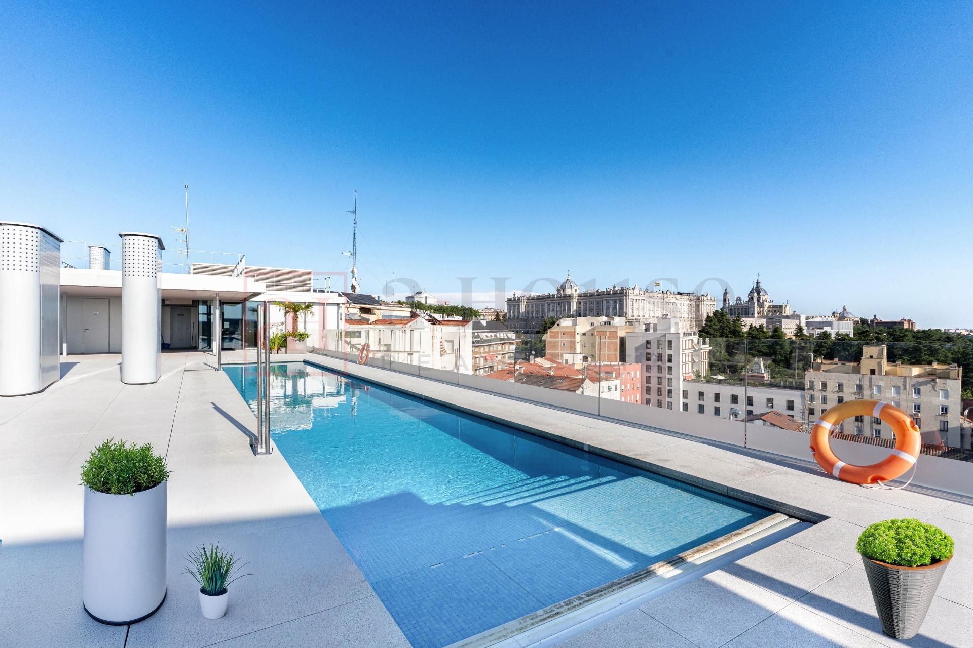 Swimming pool of Flat for sale in  Madrid Capital  with Air Conditioner, Heating and Terrace