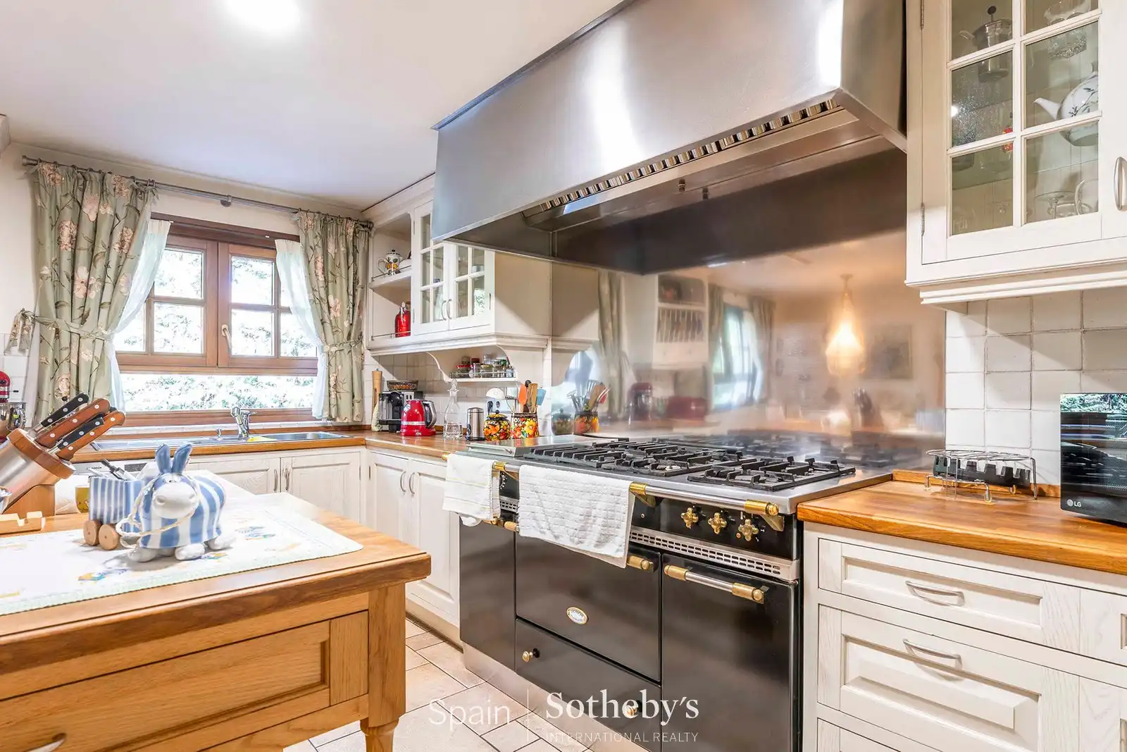 Cocina de Casa o chalet en venta en Madrid con Aire acondicionado, Calefacción y Jardín privado
