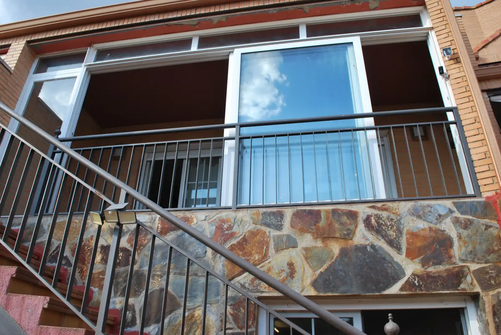Terrasse von Einfamilien-Reihenhaus zum Verkauf in Valdemorillo mit Privatgarten, Terrasse und Abstellraum