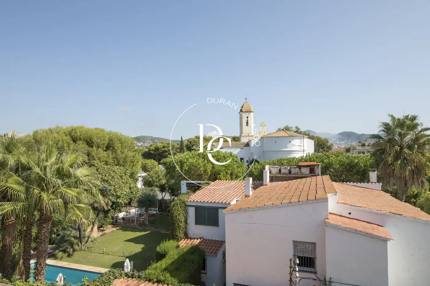 Vista exterior de Casa o xalet de lloguer en Sitges amb Aire condicionat, Calefacció i Jardí privat