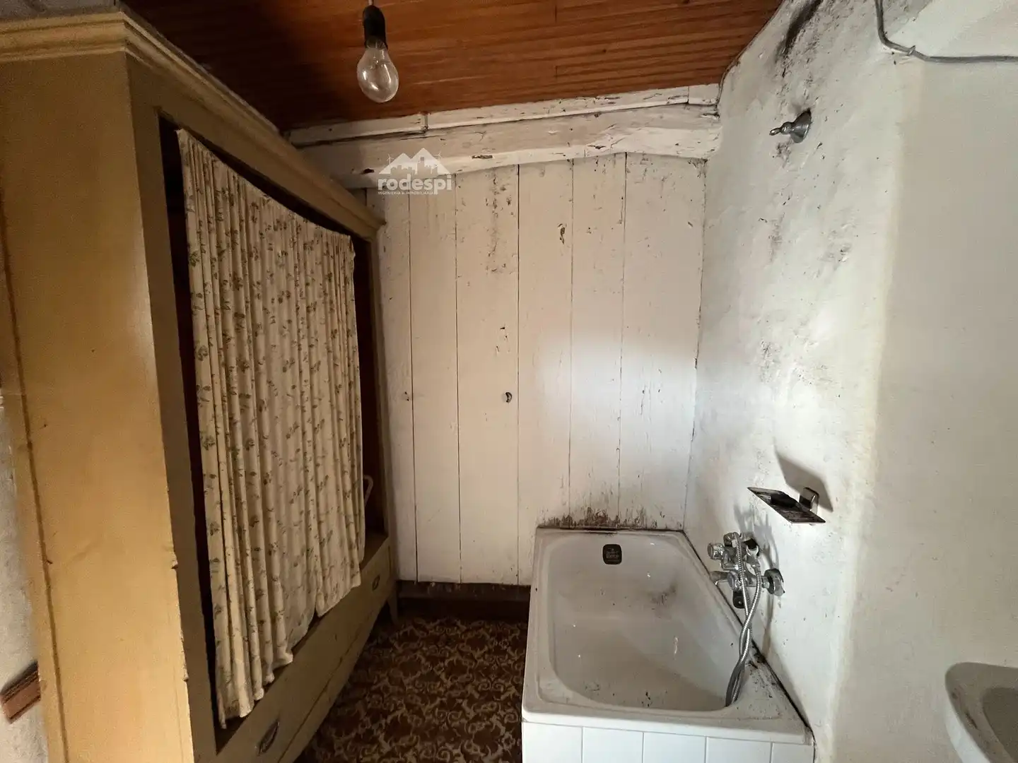 Badezimmer von Einfamilien-Reihenhaus zum Verkauf in Maside mit Möbliert
