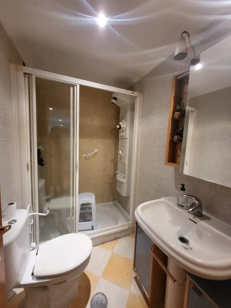 Badezimmer von Wohnung zur Miete in Badajoz mit Klimaanlage und Heizung