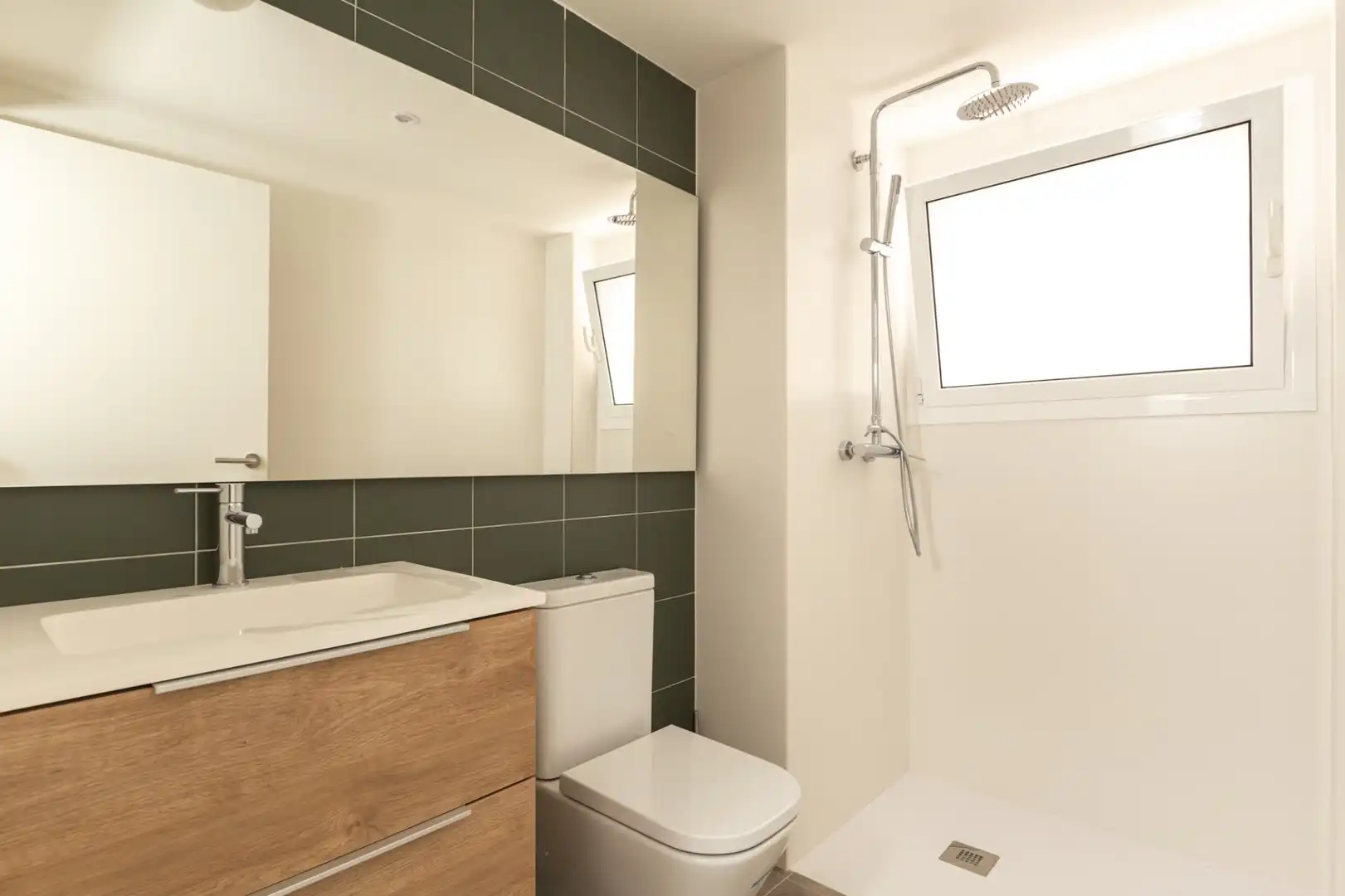 Badezimmer von Erdgeschoss zur Miete in Sant Joan Despí mit Heizung und Terrasse