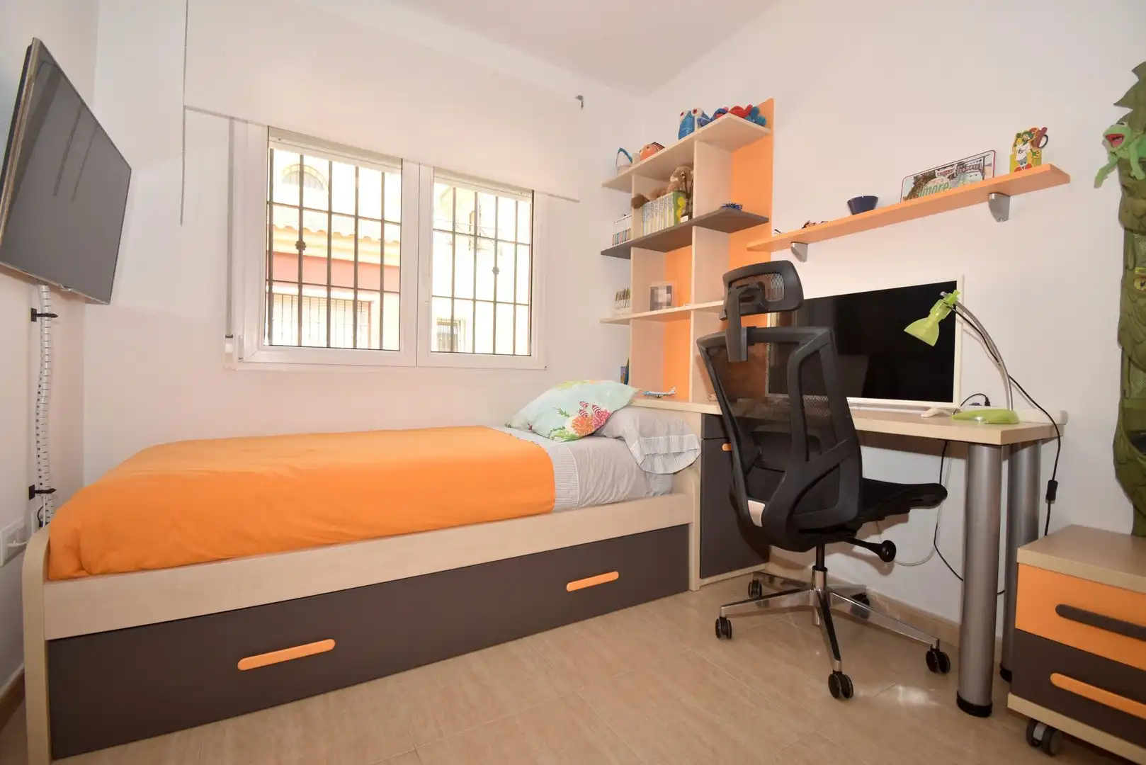 Habitación de Dúplex en venta en Pilar de la Horadada con Aire acondicionado, Calefacción y Jardín privado