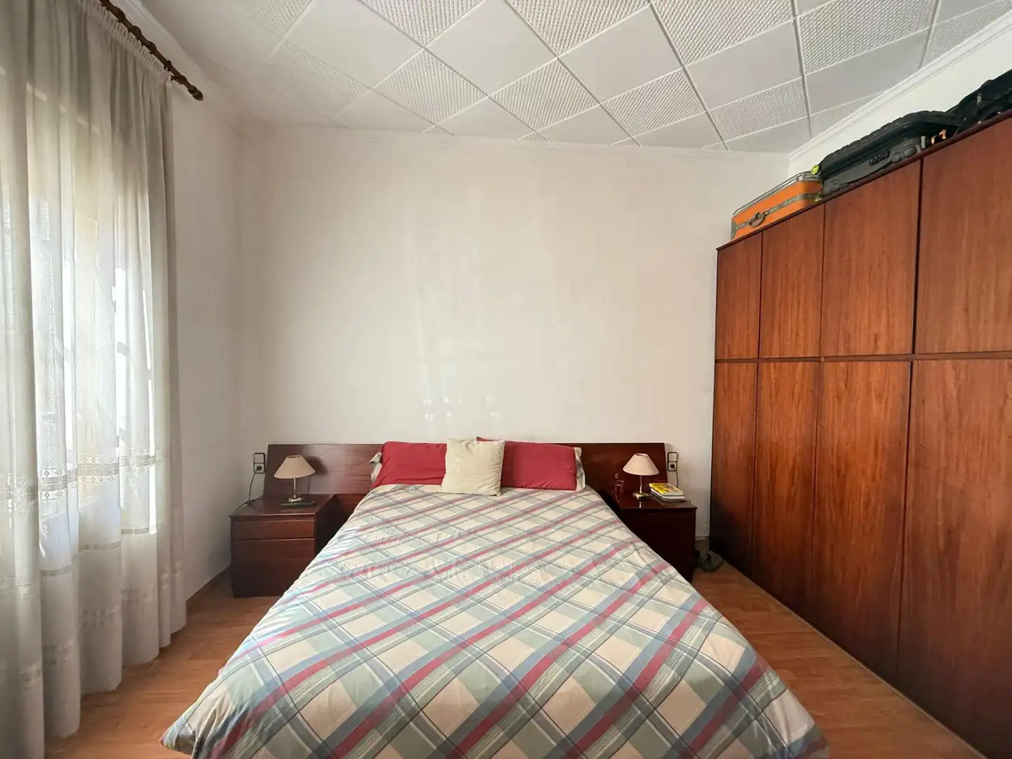 Schlafzimmer von Einfamilien-Reihenhaus zum Verkauf in Sabadell mit Terrasse, Abstellraum und Ofen