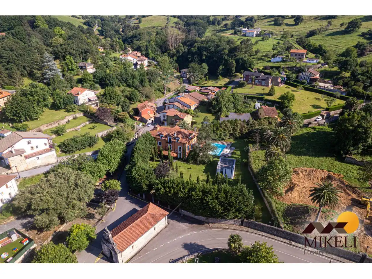 Vista exterior de Casa o xalet en venda en Medio Cudeyo amb Aire condicionat, Calefacció i Jardí privat