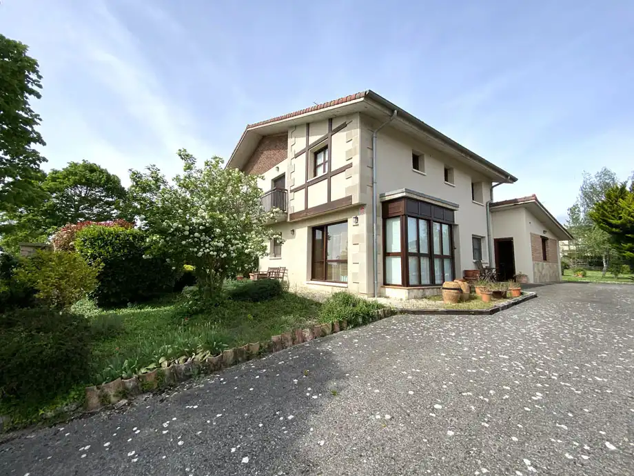 Vista exterior de Casa o chalet en venta en Barrundia con Calefacción y Jardín privado