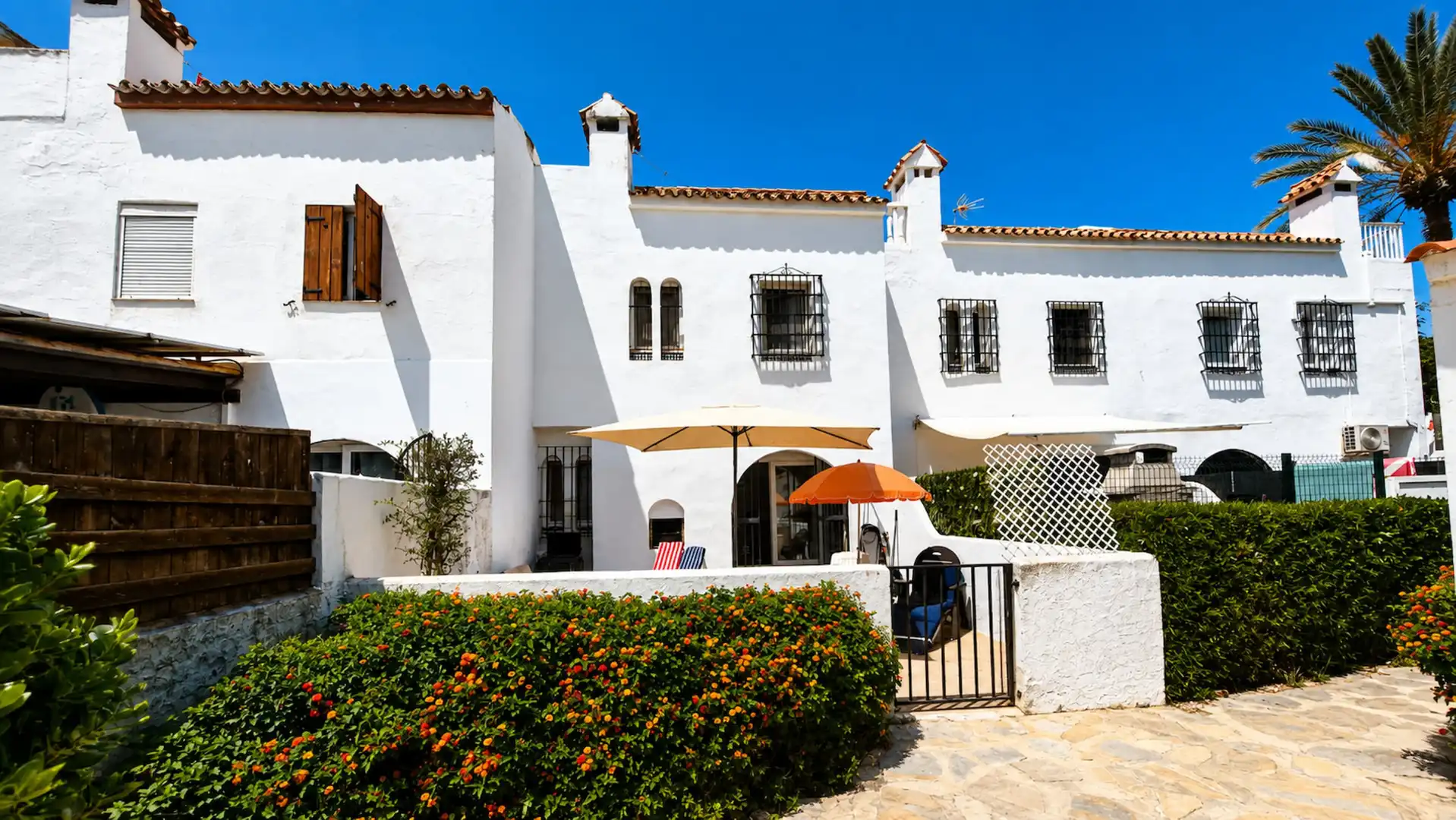 Vista exterior de Casa adosada en venda en Casares amb Jardí privat, Terrassa i Traster