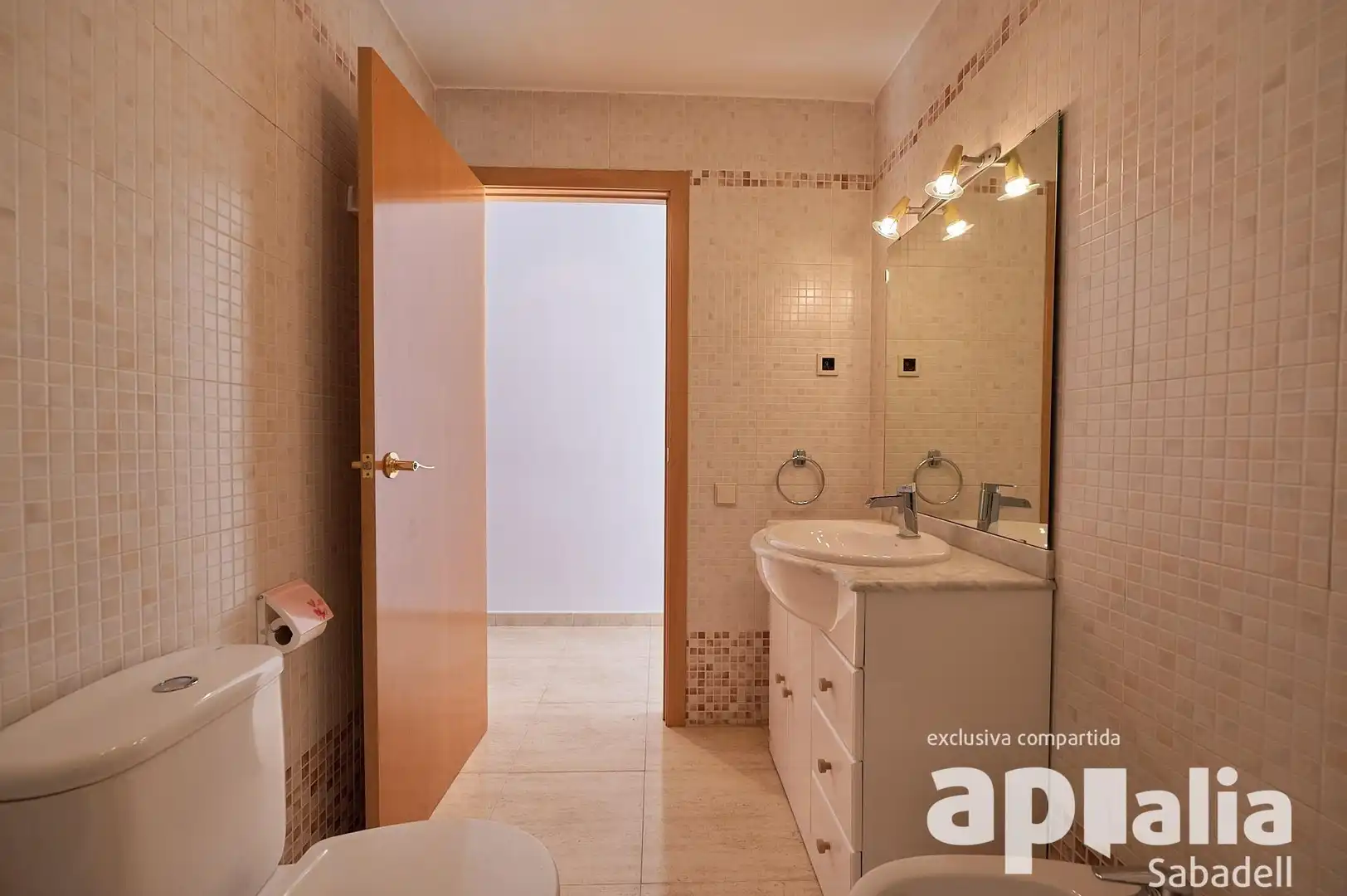 Badezimmer von Einfamilien-Reihenhaus zum Verkauf in Sentmenat